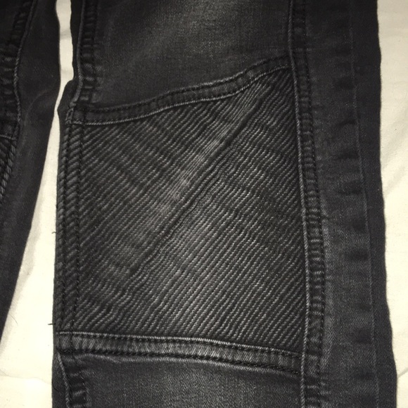 Black Almost Famous Skinny Jeans - Picture 5 of 5